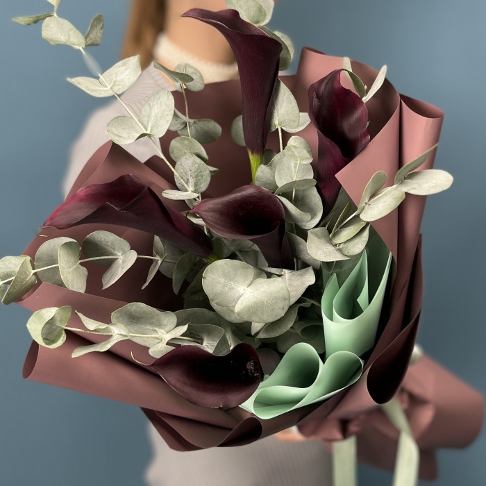 5 фиолетовых калл с эвкалиптом