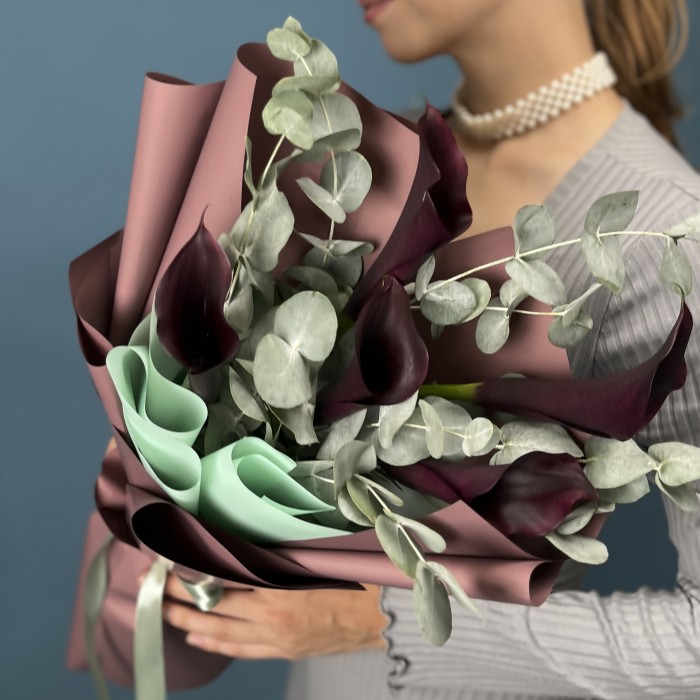 5 фиолетовых калл с эвкалиптом