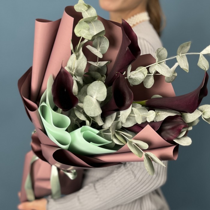 5 фиолетовых калл с эвкалиптом