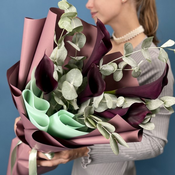 5 фиолетовых калл с эвкалиптом