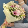 7 бело-розовых калл с ромашкой