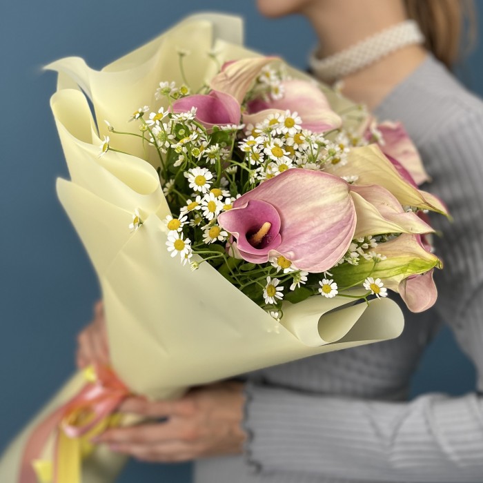 7 бело-розовых калл с ромашкой