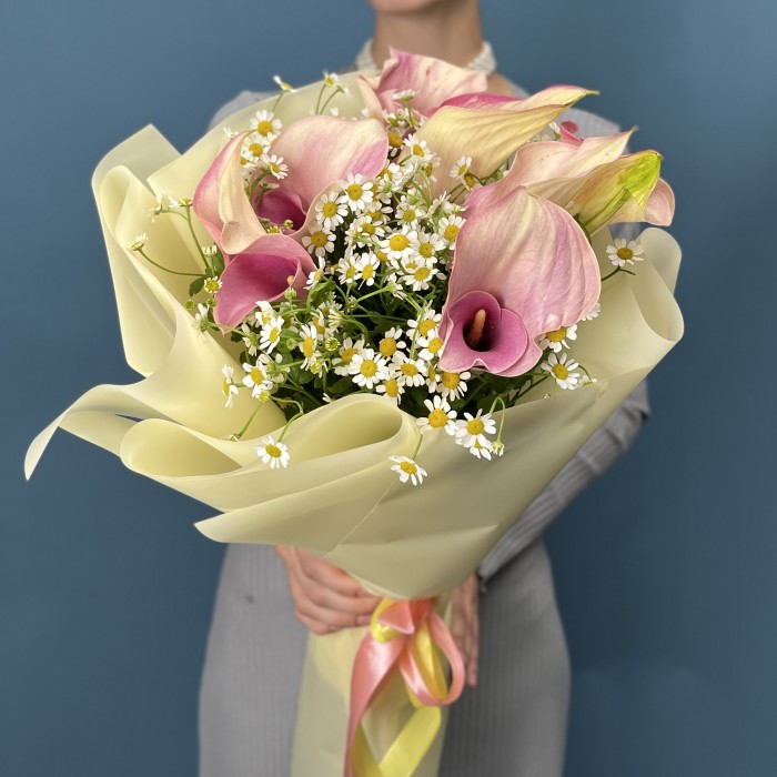 7 бело-розовых калл с ромашкой