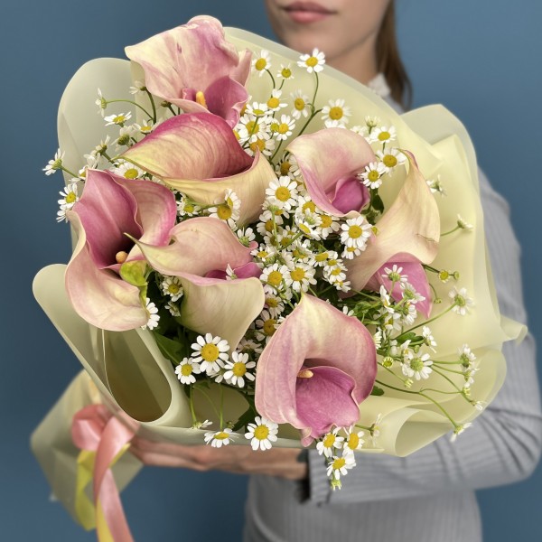 7 бело-розовых калл с ромашкой