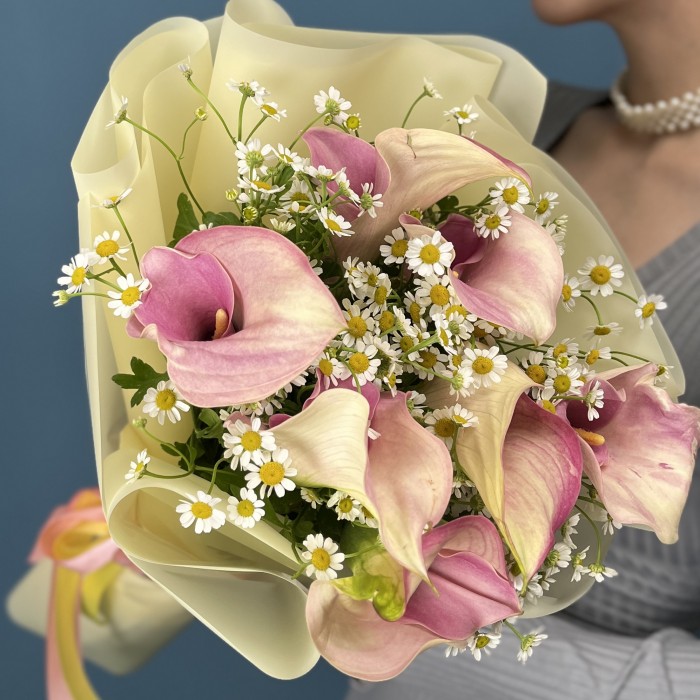 7 бело-розовых калл с ромашкой