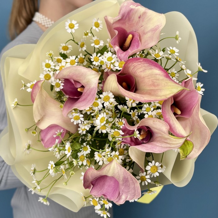 7 бело-розовых калл с ромашкой