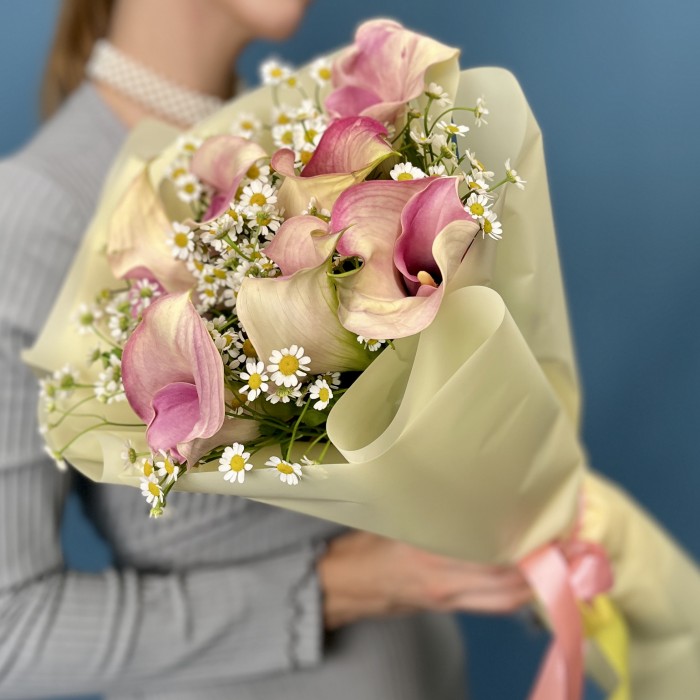 7 бело-розовых калл с ромашкой