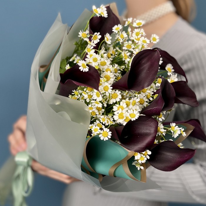 9 фиолетовых калл с ромашкой