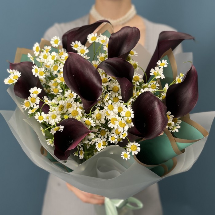 9 фиолетовых калл с ромашкой