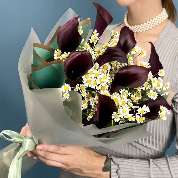 9 фиолетовых калл с ромашкой