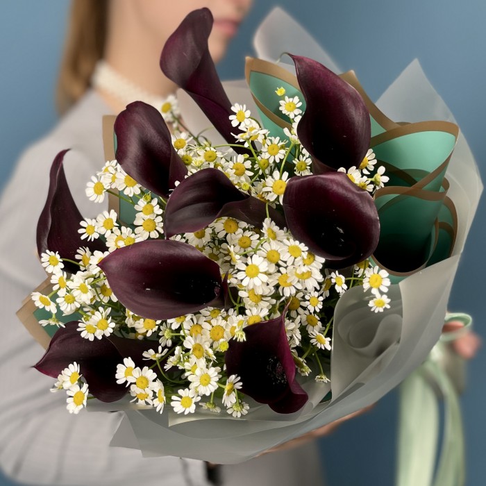 9 фиолетовых калл с ромашкой