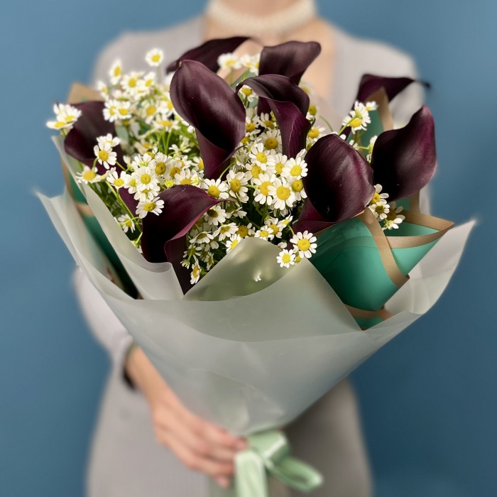 9 фиолетовых калл с ромашкой
