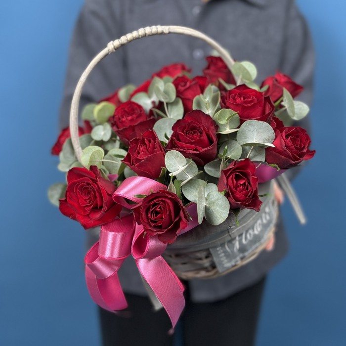 15 красных роз в корзине