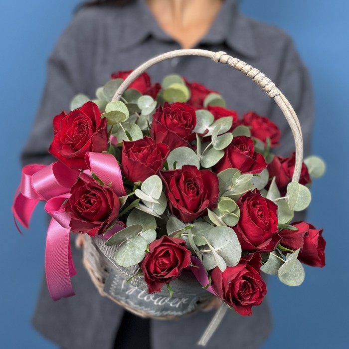 15 красных роз в корзине