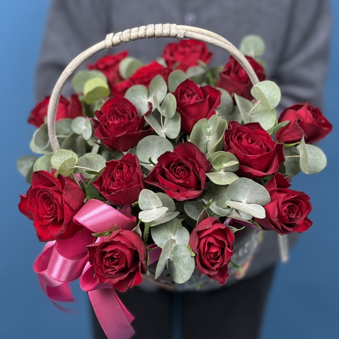 15 красных роз в корзине