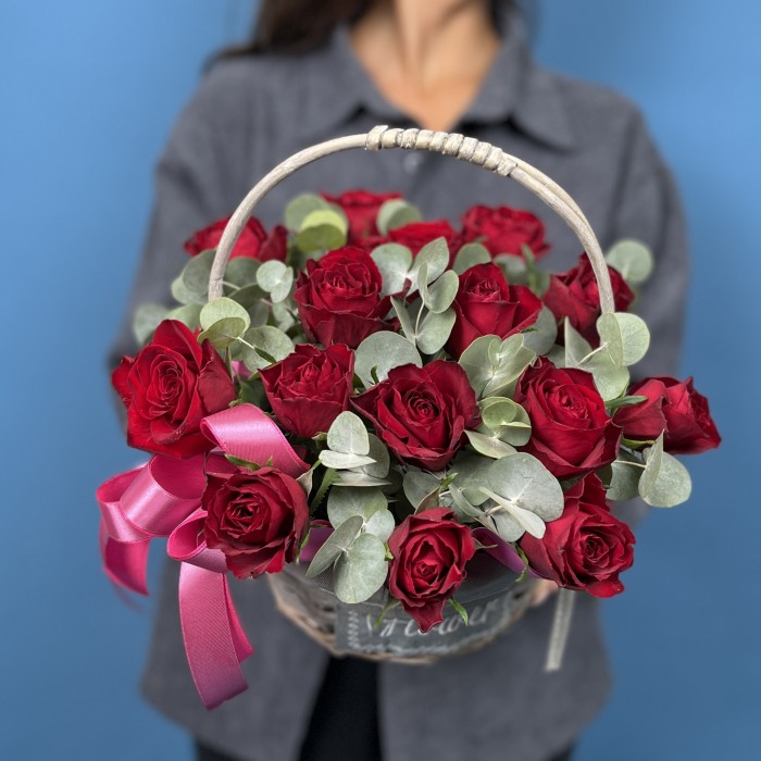 15 красных роз в корзине