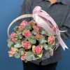 15 розовых роз Бел-роз в корзине