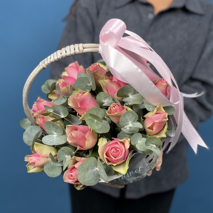 15 розовых роз Бел-роз в корзине