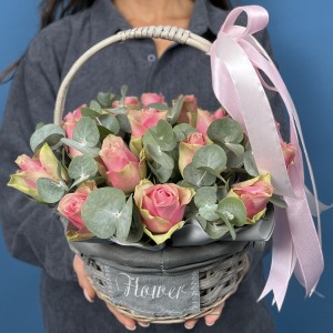 15 розовых роз в корзине