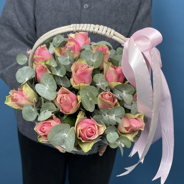 15 розовых роз Бел-роз в корзине