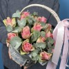 15 розовых роз Бел-роз в корзине