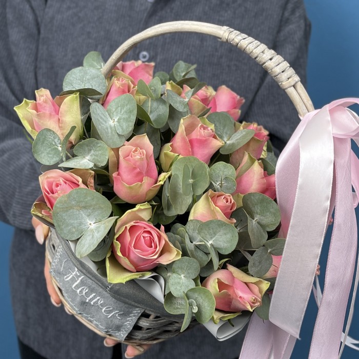 15 розовых роз Бел-роз в корзине