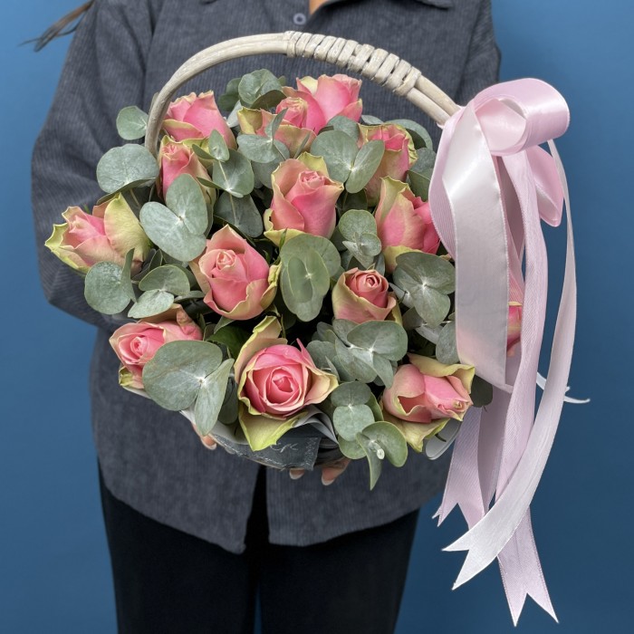 15 розовых роз Бел-роз в корзине