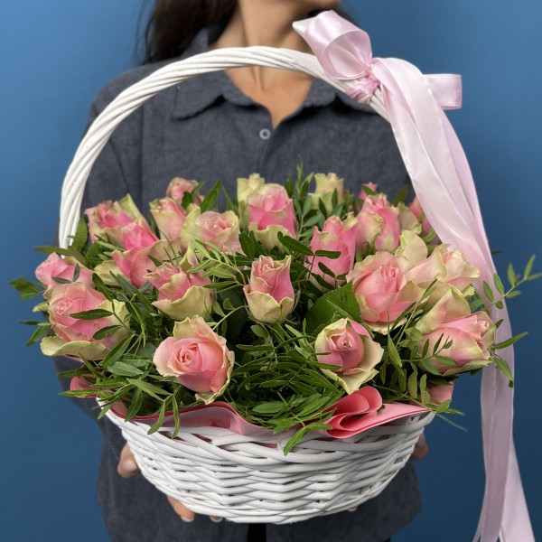 25 розовых роз Бел-роз в корзине