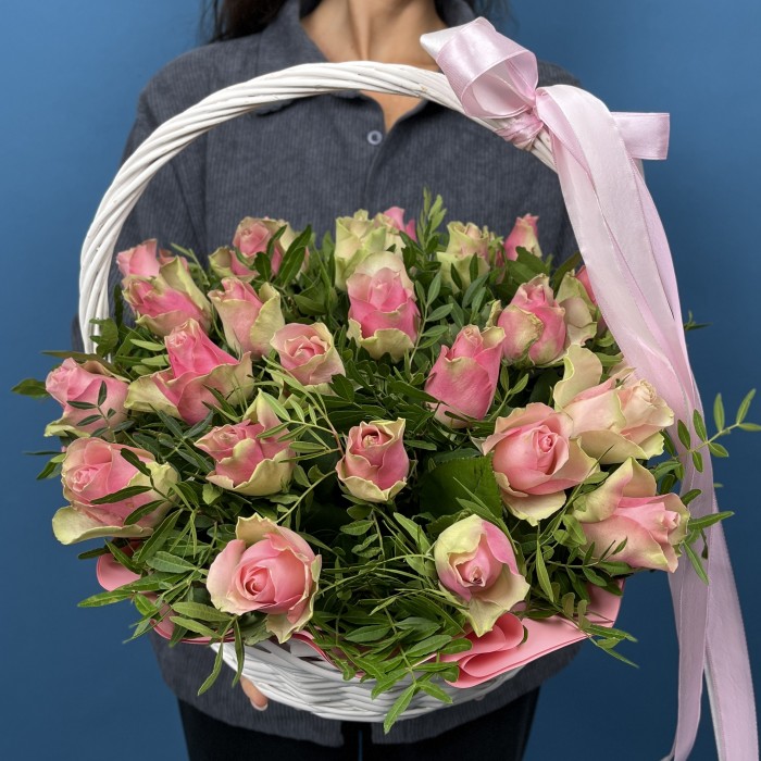 25 розовых роз Бел-роз в корзине