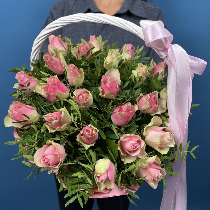 25 розовых роз Бел-роз в корзине