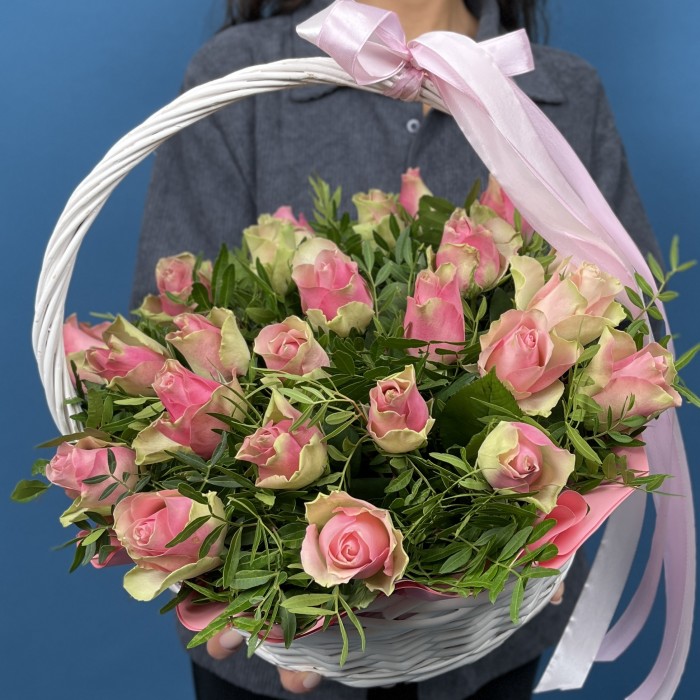 25 розовых роз Бел-роз в корзине