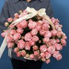 25 кустовых розовых роз Мадам Бомбастик в корзине