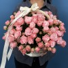 25 кустовых розовых роз Мадам Бомбастик в корзине