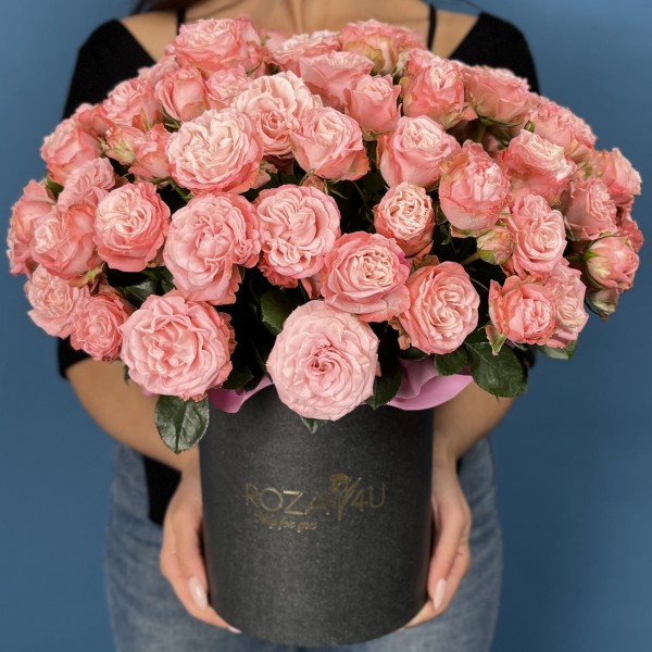 25 кустовых пионовидных роз Мадам Бомбастик в коробке