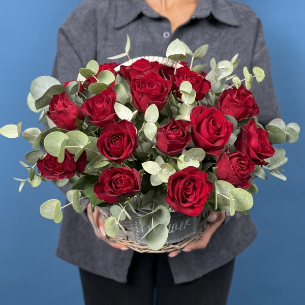 25 красных роз в корзине