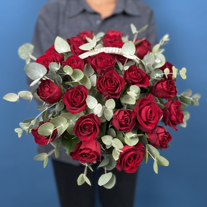 25 красных роз в корзине