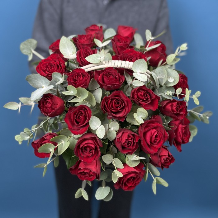 25 красных роз в корзине