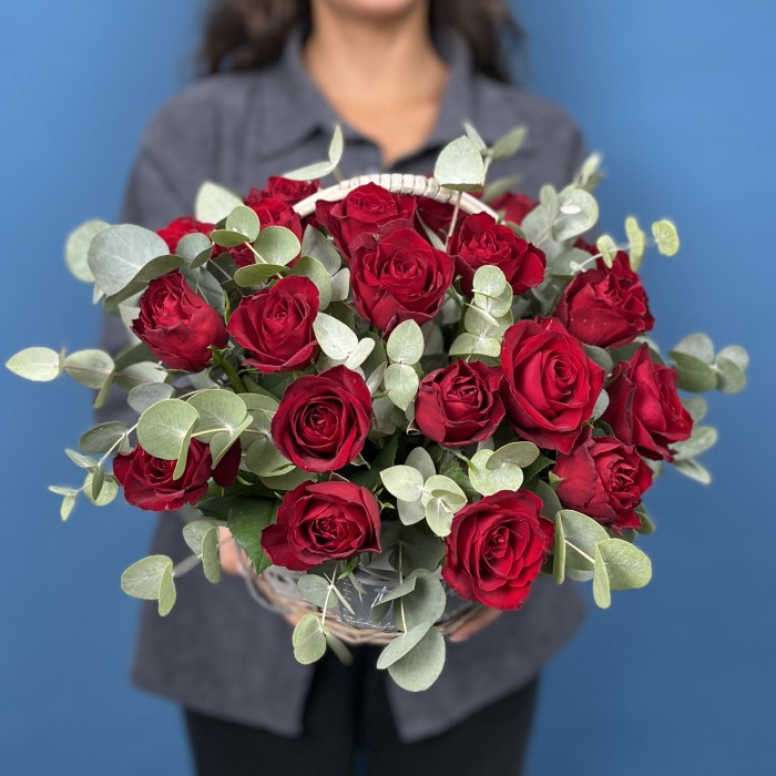 25 красных роз в корзине