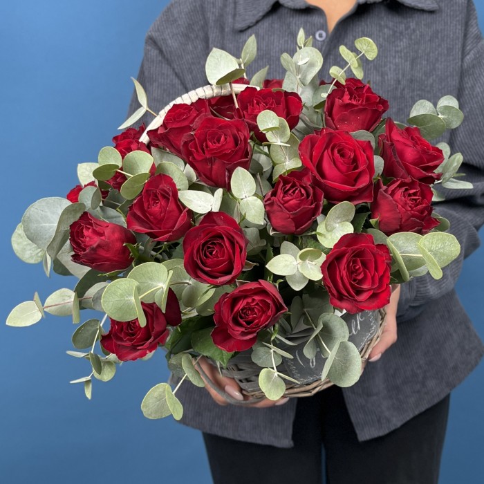 25 красных роз в корзине
