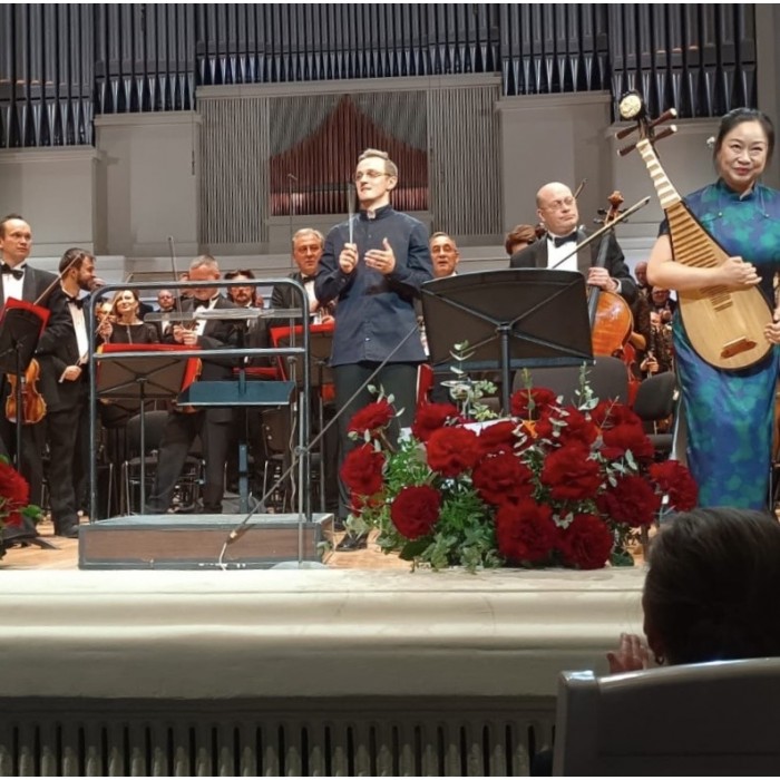 25 пышных красных роз Хартс в корзине