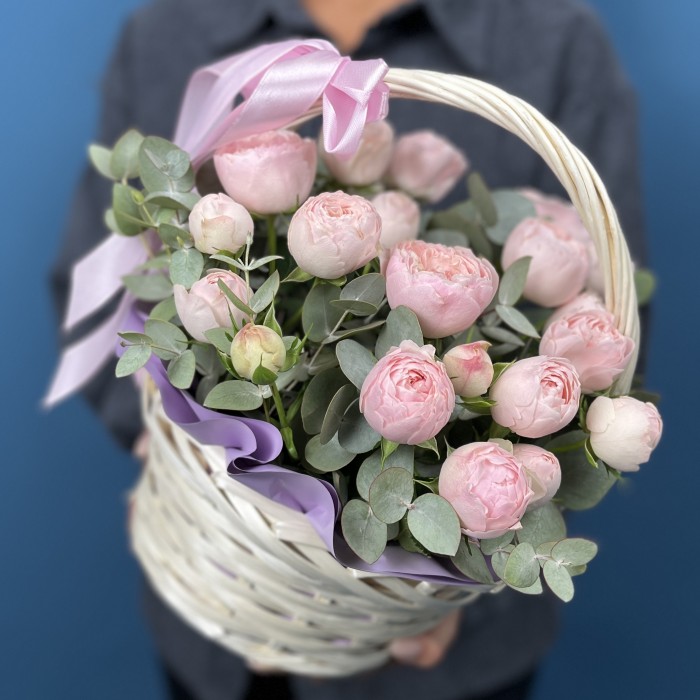 Кустовые пионовидные розы Мансфилд парк в корзине