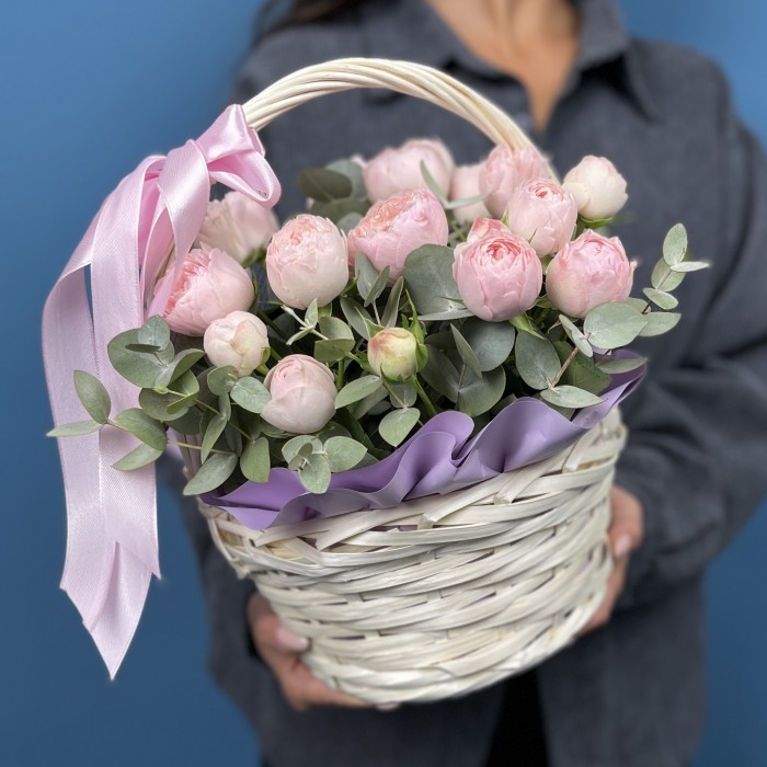 Кустовые пионовидные розы Мансфилд парк в корзине