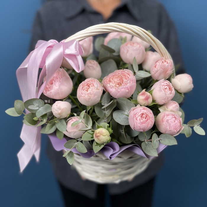 Кустовые пионовидные розы Мансфилд парк в корзине