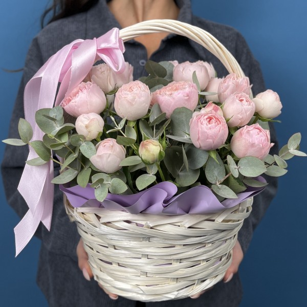 Кустовые пионовидные розы Мансфилд парк в корзине