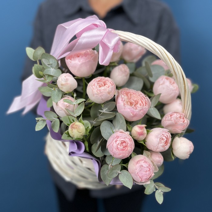 Кустовые пионовидные розы Мансфилд парк в корзине