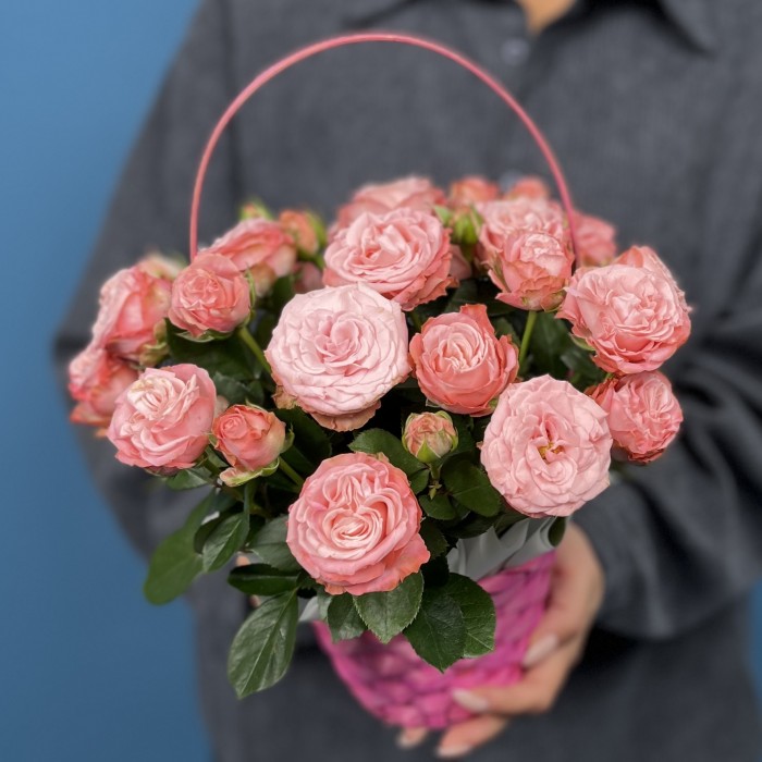 5 кустовых пионовидных роз Мадам Бомбастик в корзине