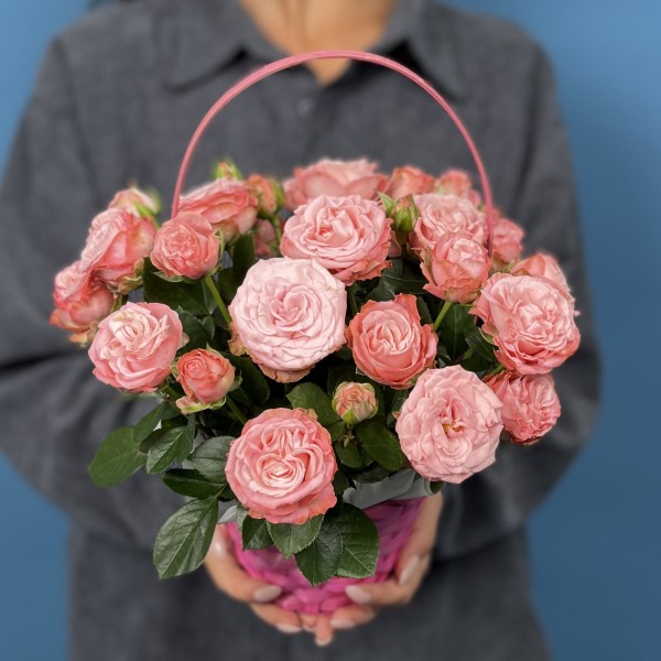 5 кустовых пионовидных роз Мадам Бомбастик в корзине