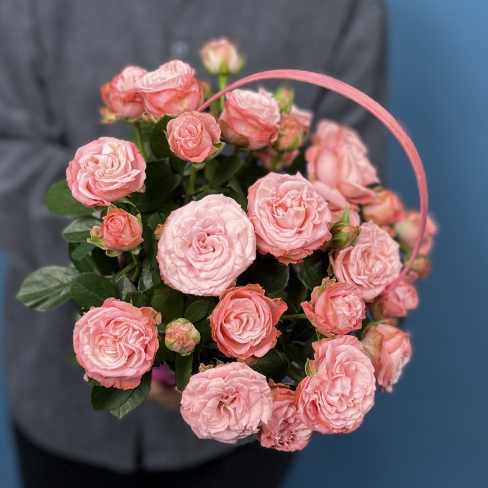 5 кустовых пионовидных роз Мадам Бомбастик в корзине