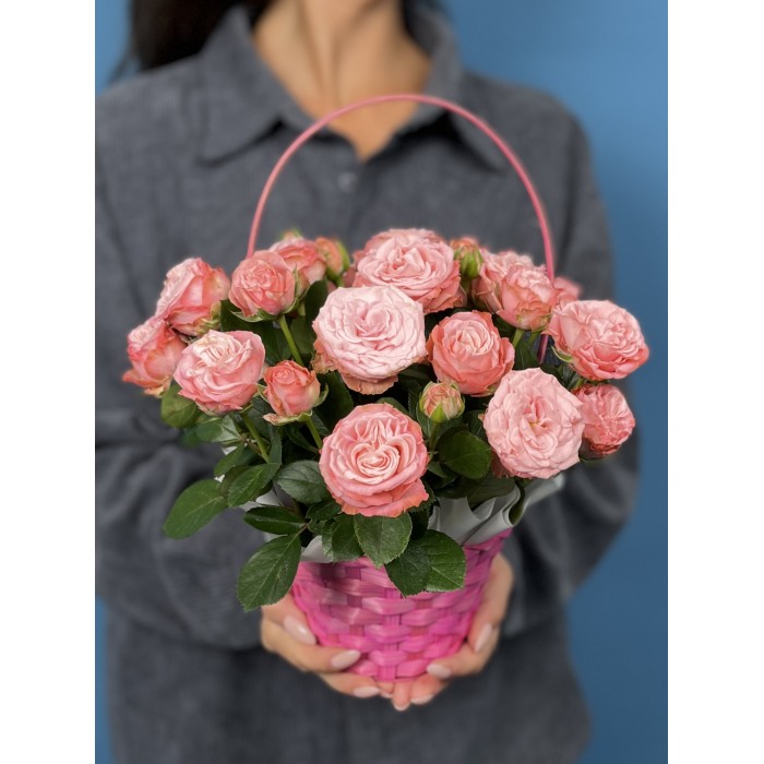 5 кустовых пионовидных роз Мадам Бомбастик в корзине