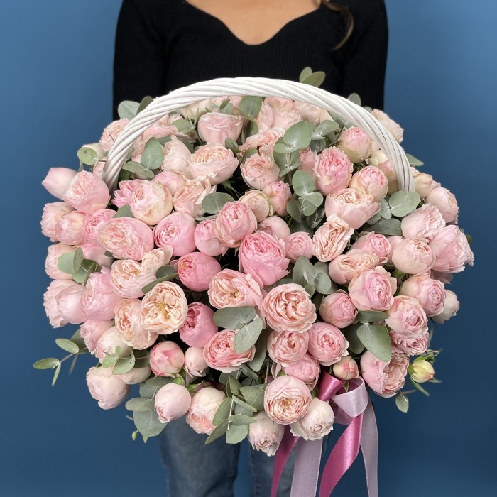 51 кустовых пионовидных роз Мансфилд Парк в корзине